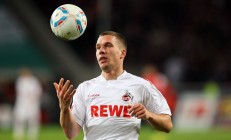 重要助攻首场状态出色，瑞士队观众沸腾！，詹姆斯重返赛场赢得满堂喝彩