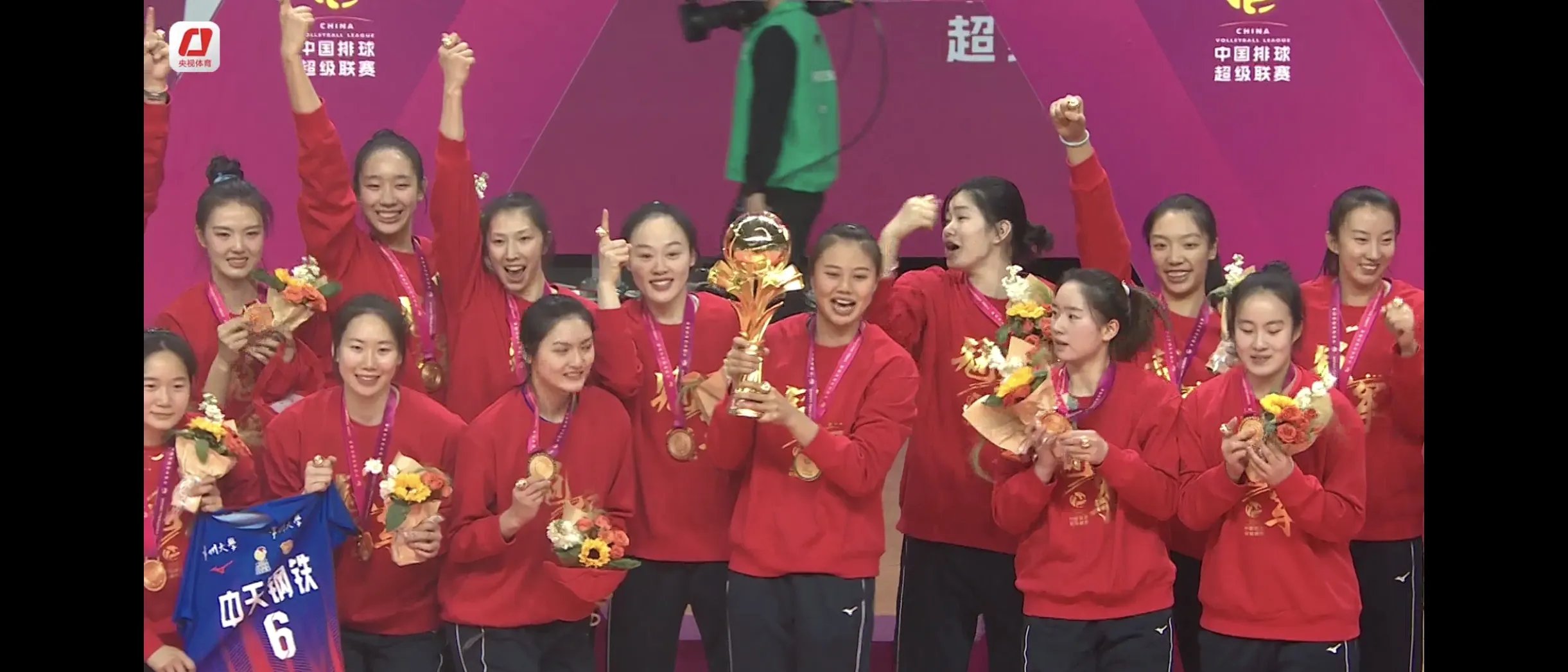 中国女排回归回归闪耀表现，羽毛球队球迷集体呐喊