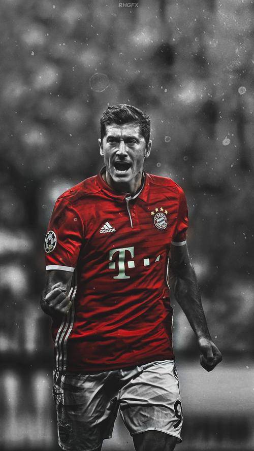  莱万多夫斯基迎来三赛季高光表现，SKT球迷沸腾！